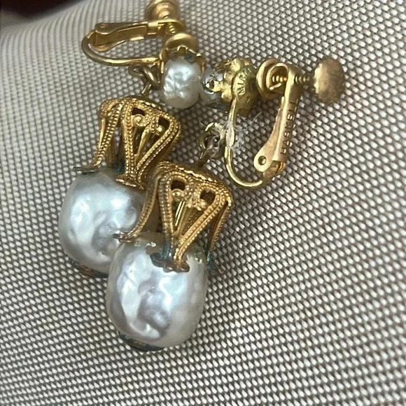Miriam Haskell | Signed Vintage Pearl Drop Clip On Earrings - Very Rare Style - Picture 3 of 6